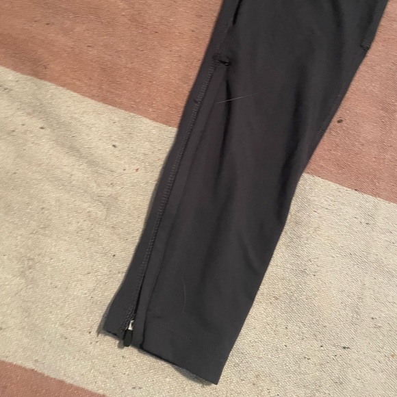 Nike jogger sweatpants super soft and stretchy material - Picture 4 of 11